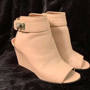 Beautiful Givenchy ankles boots 👢 use see pic